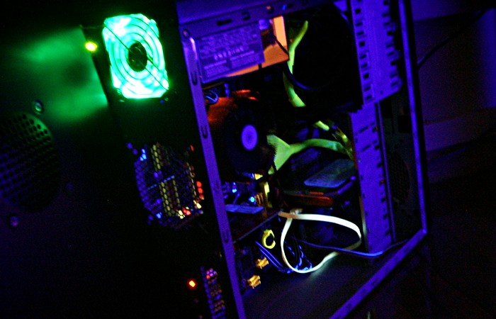 UV responsive computer